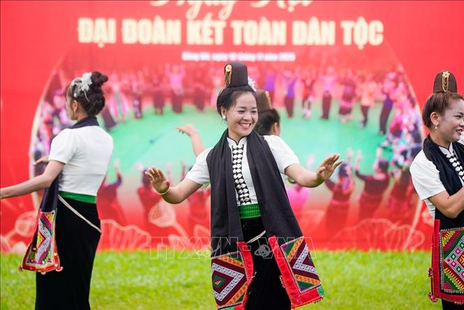 Màn trình diễn văn nghệ của đồng bào các dân tộc tại Làng Văn hóa - Du lịch các dân tộc Việt Nam. Ảnh: Khánh Hoà - TTXVN