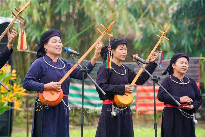 Màn trình diễn văn nghệ của đồng bào các dân tộc tại Làng Văn hóa - Du lịch các dân tộc Việt Nam. Ảnh: Khánh Hoà - TTXVN