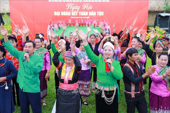 Hoạt động giao lưu, văn nghệ của đồng bào các dân tộc tại Làng Văn hóa - Du lịch các dân tộc Việt Nam. Ảnh: Khánh Hoà - TTXVN