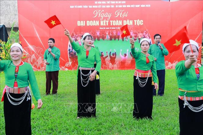 Màn trình diễn văn nghệ của đồng bào các dân tộc tại Làng Văn hóa - Du lịch các dân tộc Việt Nam. Ảnh: Khánh Hoà - TTXVN