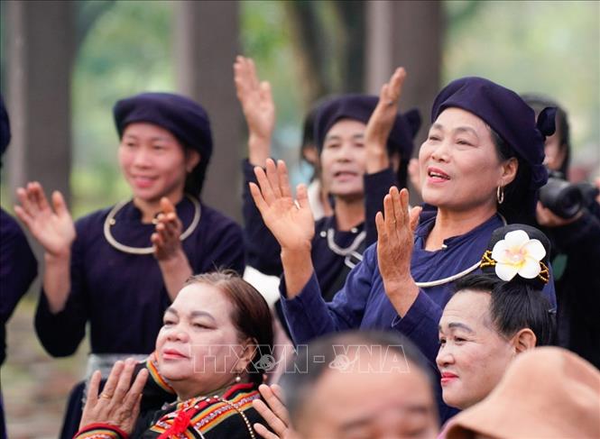Hoạt động giao lưu, văn nghệ của đồng bào các dân tộc tại Làng Văn hóa - Du lịch các dân tộc Việt Nam. Ảnh: Khánh Hoà - TTXVN