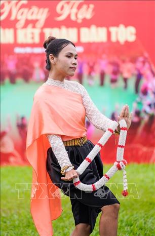 Màn trình diễn văn nghệ của đồng bào các dân tộc tại Làng Văn hóa - Du lịch các dân tộc Việt Nam. Ảnh: Khánh Hoà - TTXVN