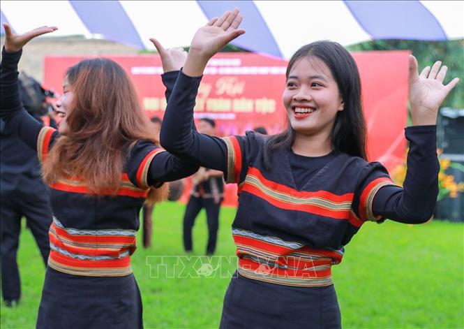 Hoạt động giao lưu, văn nghệ của đồng bào các dân tộc tại Làng Văn hóa - Du lịch các dân tộc Việt Nam. Ảnh: Khánh Hoà - TTXVN