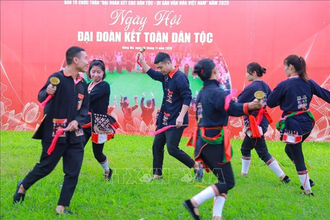 Màn trình diễn văn nghệ của đồng bào các dân tộc tại Làng Văn hóa - Du lịch các dân tộc Việt Nam. Ảnh: Khánh Hoà - TTXVN