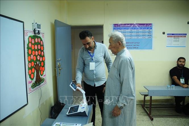 Cử tri bỏ phiếu trong cuộc bầu cử Quốc hội tại điểm bầu cử ở Baghdad, Iraq, ngày 11/11/2025. Ảnh: THX/TTXVN