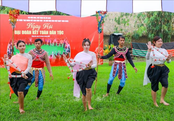 Màn trình diễn văn nghệ của đồng bào các dân tộc tại Làng Văn hóa - Du lịch các dân tộc Việt Nam. Ảnh: Khánh Hoà - TTXVN