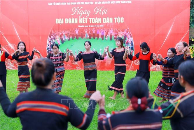 Hoạt động giao lưu, văn nghệ của đồng bào các dân tộc tại Làng Văn hóa - Du lịch các dân tộc Việt Nam. Ảnh: Khánh Hoà - TTXVN