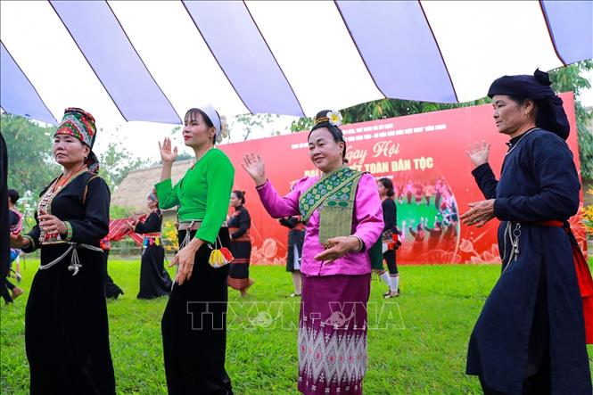 Hoạt động giao lưu, văn nghệ của đồng bào các dân tộc tại Làng Văn hóa - Du lịch các dân tộc Việt Nam. Ảnh: Khánh Hoà - TTXVN