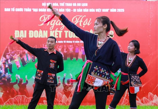 Màn trình diễn văn nghệ của đồng bào các dân tộc tại Làng Văn hóa - Du lịch các dân tộc Việt Nam. Ảnh: Khánh Hoà - TTXVN