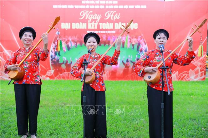 Màn trình diễn văn nghệ của đồng bào các dân tộc tại Làng Văn hóa - Du lịch các dân tộc Việt Nam. Ảnh: Khánh Hoà - TTXVN