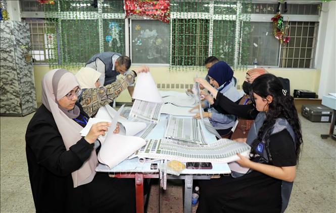 Nhân viên cơ quan bầu cử kiểm phiếu bầu tại điểm bỏ phiếu ở Baghdad, Iraq, ngày 11/11/2025. Ảnh: THX/TTXVN