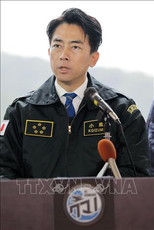 Bộ trưởng Quốc phòng Nhật Bản Shinjiro Koizumi phát biểu trong cuộc họp báo tại Kanagawa ngày 25/10/2025. Ảnh: Kyodo/TTXVN