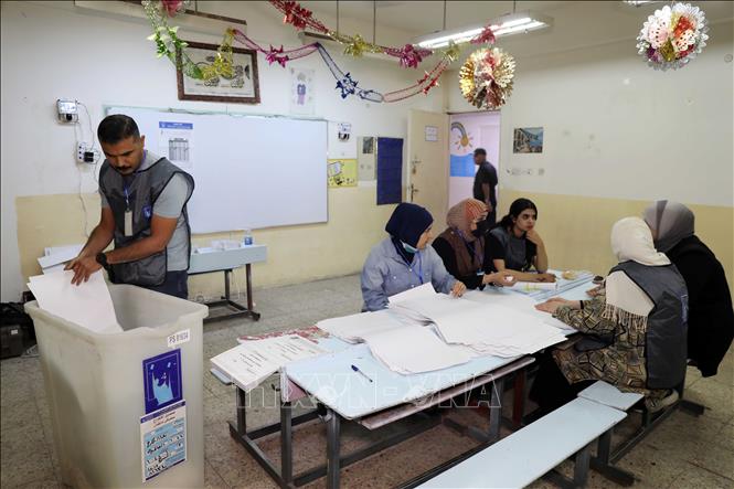 Nhân viên cơ quan bầu cử kiểm phiếu bầu tại điểm bỏ phiếu ở Baghdad, Iraq, ngày 11/11/2025. Ảnh: THX/TTXVN