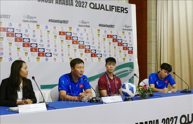 HLV đội truyển Việt Nam và Đội trưởng Duy Mạnh tại họp báo. Ảnh: Xuân Tú - PV TTXVN tại Lào