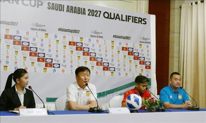 HLV đội tuyển Lào Ha Hyeok Jun trả lời tại họp báo. Ảnh: Xuân Tú - PV TTXVN tại Lào