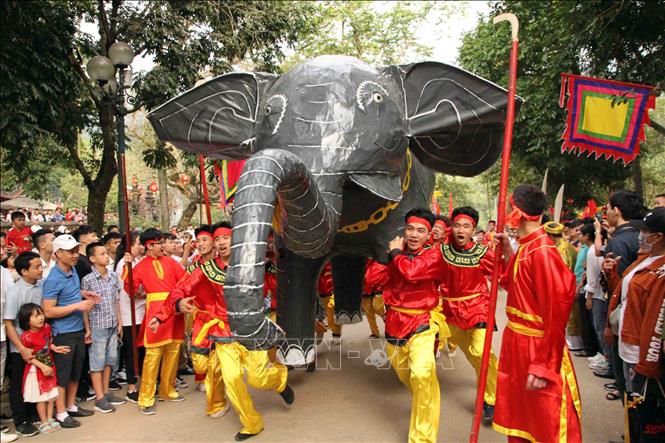 UNESCO công nhận Hội Gióng ở đền Phù Đổng và đền Sóc của Việt Nam là Di sản văn hóa phi vật thể đại diện của nhân loại năm 2010. Trong ảnh: Lễ rước voi chiến của người dân thôn Dược Thượng, xã Tiên Dược trong Lễ khai hội Gióng đền Sóc (Hà Nội, 2019). Ảnh: Quang Quyết-TTXVN

