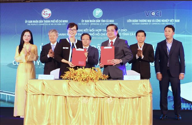 Lãnh đạo UBND Tỉnh Cà Mau và doanh nghiệp ký kết thoả thuận hợp tác tại hội nghị. Ảnh: Xuân Anh – TTXVN