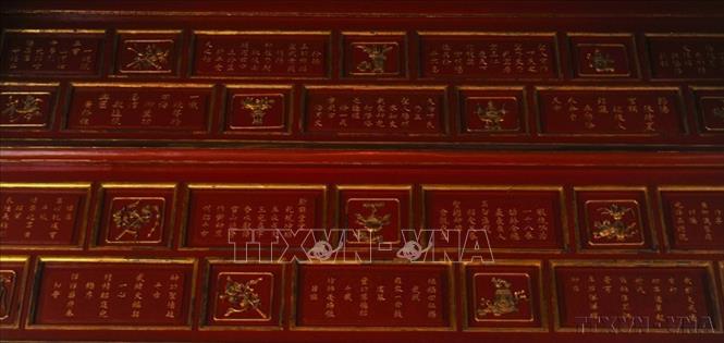 Thơ văn trên kiến trúc cung đình Huế được UNESCO công nhận là Di sản tư liệu thuộc Chương trình ký ức thế giới khu vực châu Á - Thái Bình Dương năm 2016. Trong ảnh: Các bài thơ được trang trí ở điện Thái Hòa với nội dung là ca ngợi đất nước, nhân dân thái bình và miêu tả cảnh sắc của đất nước. Ảnh: Minh Đức - TTXVN