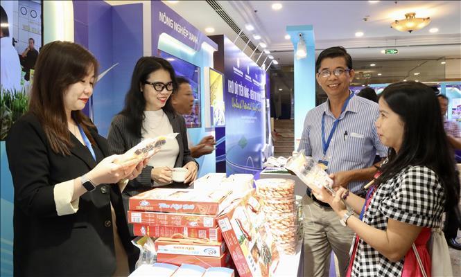 Doanh nghiệp Cà Mau giới thiệu sản phẩm địa phương bên lề hội nghị. Ảnh: Xuân Anh – TTXVN