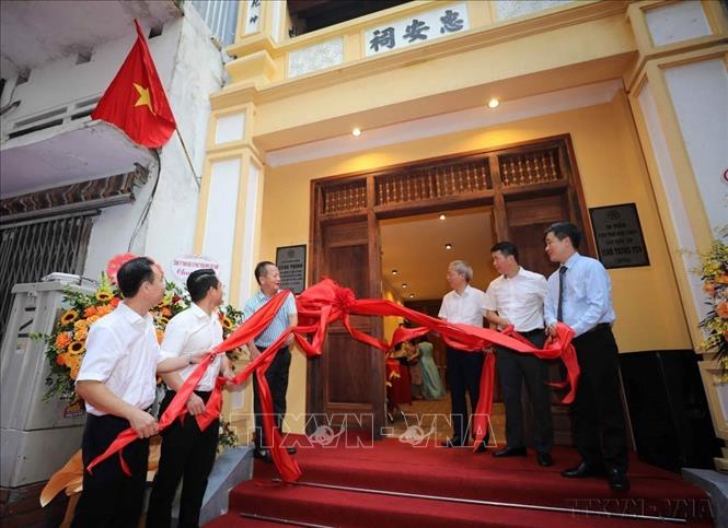 Lễ gắn biến công trình tu bổ, tôn tạo đình Trung Yên (ngõ Trung Yên, phường Hàng Bạc) chào mừng kỷ niệm 75 năm Ngày Chủ tịch Hồ Chí Minh ra Lời kêu gọi Thi đua ái quốc (11/6/1948 – 11/6/2023). Ảnh: Thanh Tùng - TTXVN