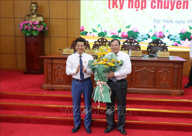 Ông Nguyễn Mạnh Hùng, Phó Bí thư Tỉnh ủy, Chủ tịch HĐND tỉnh Tây Ninh tặng hoa chúc mừng tân Chủ tịch UBND tỉnh Tây Ninh Lê Văn Hẳn. Ảnh: Bùi Giang - TTXVN
