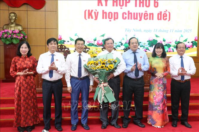 Lãnh đạo HĐND, UBND tỉnh Tây Ninh chúc mừng tân Chủ tịch UBND tỉnh Tây Ninh Lê Văn Hẳn. Ảnh: Bùi Giang - TTXVN