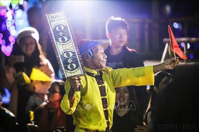 Nghệ thuật hát bài chòi – Di sản văn hóa phi vật thể thế giới, được tổ chức hằng đêm ở Hội An để phục vụ du khách mùa cao điểm. Việc UNESCO ghi danh Nghệ thuật Bài chòi Trung Bộ Việt Nam khẳng định bản sắc văn hóa phong phú của dân tộc Việt Nam, sự gắn kết cộng đồng, đề cao tôn trọng đa dạng văn hóa. Ảnh: Trọng Đạt – TTXVN