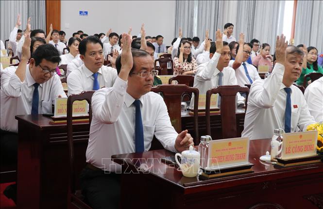 Các đại biểu HĐND tỉnh Tây Ninh biểu quyết thông qua nghị quyết miễn nhiệm chức vụ Chủ tịch UBND tỉnh Tây Ninh đối với ông Nguyễn Văn Út. Ảnh: Bùi Giang - TTXVN