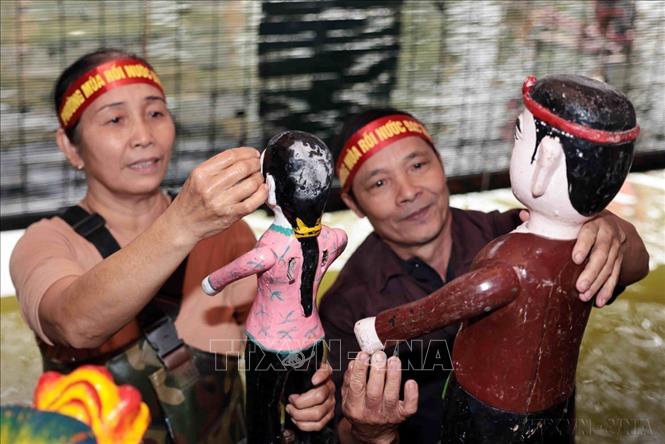 Múa rối nước Đào Thục (xã Thụy Lâm, huyện Đông Anh, Hà Nội) có từ thời Lê Trung Hưng, cách đây khoảng 300 năm, được công nhận là Di sản văn hóa phi vật thể Quốc gia năm 2023. Trong ảnh: Các nghệ sĩ chuẩn bị kỹ càng cho từng con rối trước mỗi màn biểu diễn. Ảnh: Trần Việt - TTXVN