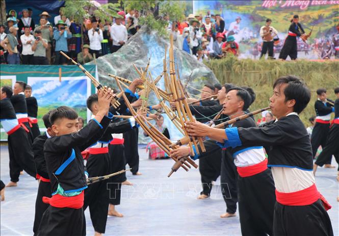 Màn đồng diễn khèn Mông tại Ngày hội văn hóa dân tộc Mông huyện Tam Đường 2023 tại bản Thèn Pả, xã Tả Lèng (Lai Châu) khiến rất nhiều du khách và người dân thích thú. Ảnh: Nguyễn Oanh-TTXVN