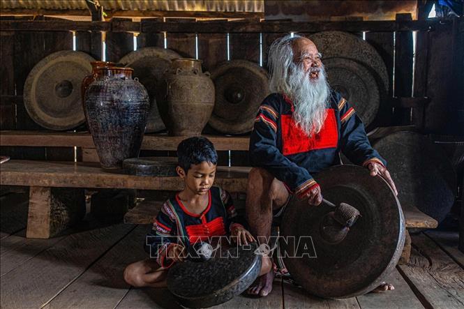  Người già Ê Đê truyền dạy âm hưởng cồng chiêng cho thế hệ sau – thanh âm kết nối truyền thống với tương lai. Ảnh: Phạm Tuấn Anh – TTXVN