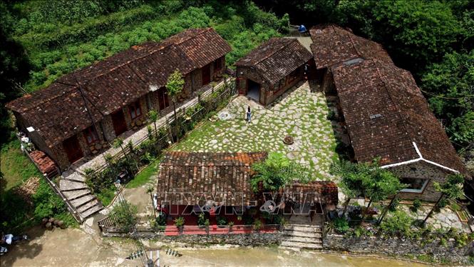  Bảo tồn, phát huy giá trị văn hóa, kiến trúc truyền thống của dân tộc Tày, Nùng, Mông, Lô Lô….tại các bản làng ven biên giới tỉnhCao Bằng, đã hình thành nên mô hình các làng du lịch cộng đồng, giúp Cao Bằng trở thành điểm đến của du khách trong nước và quốc tế. Trong ảnh: Các ngôi nhà được lợp bằng ngói âm dương tạo nên nét riêng biệt của làng đá cổ Khuổi Ky (Trùng Khánh). Ảnh: Nhật Anh - TTXVN