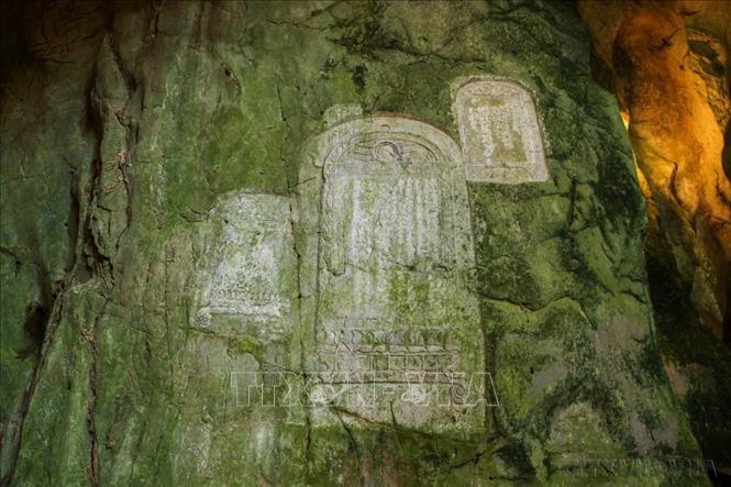 Ma nhai là hệ thống gồm 78 văn bản bằng chữ Hán và chữ Nôm (Hán Nôm), được khắc trên vách đá và hang động của danh thắng Ngũ Hành Sơn ở thành phố Đà Nẵng, được UNESCO công nhận là Di sản tư liệu thuộc chương trình Ký ức Thế giới Khu vực châu Á - Thái Bình Dương năm 2023. Ảnh: Trần Lê Lâm – TTXVN