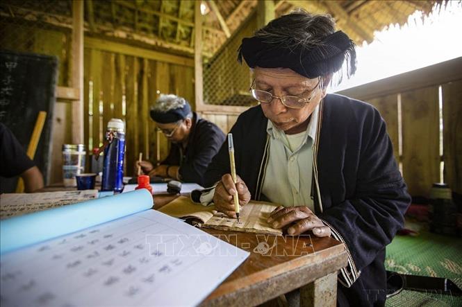 Năm 2008, khi nhận thấy chữ viết dân tộc Dao có nguy cơ mai một, cùng với sự giúp đỡ của thành viên mạng lưới bảo tồn tri thức bản địa dân tộc thiểu số tỉnh Hòa Bình, ông Lý Văn Hềnh ở Bản Sưng (Cao Sơn, Đà Bắc) đã lập tờ trình đề nghị UBND xã Cao Sơn cho dạy phổ biến chữ Nôm – Dao cho cán bộ và nhân dân tại địa phương, từng bước quyết tâm lưu giữ những giá trị văn hóa, để các thế hệ sau hiểu biết về ngôn ngữ, chữ viết, tập tục của người Dao Tiền. Ảnh: Trọng Đạt - TTXVN