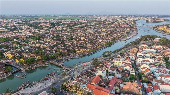 Phố cổ Hội An (Quảng Nam) là một ví dụ nổi bật cho một cảng thương mại của Đông Nam Á vào thế kỷ XV tới thế kỷ XIX. UNESCO đã công nhận Hội An là Di sản Văn hóa Thế giới năm 1999. Ảnh: Hoàng Hiếu - TTXVN