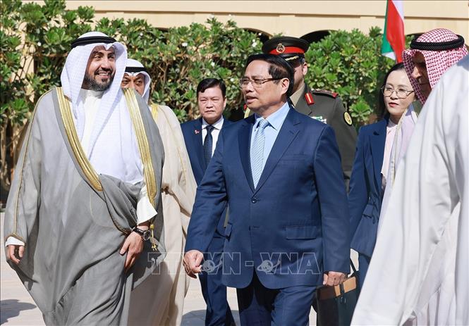 Thủ tướng Phạm Minh Chính đến thăm Học viện Ngoại giao Kuwait. Ảnh: Dương Giang-TTXVN 
