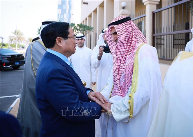 Lãnh đạo Học viện Ngoại giao Kuwait đón Thủ tướng Phạm Minh Chính đến thăm và phát biểu về chính sách của Việt Nam. Ảnh: Dương Giang-TTXVN 
