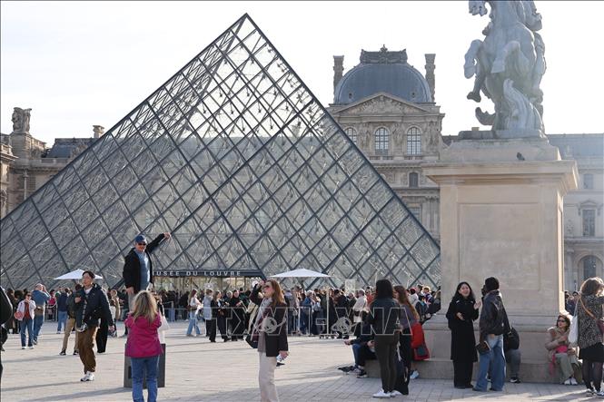 Du khách tham quan bảo tàng Louvre ở Paris, Pháp. Ảnh: THX/TTXVN
