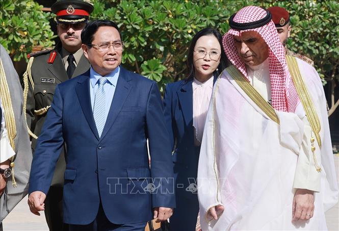 Thủ tướng Phạm Minh Chính đến thăm Học viện Ngoại giao Kuwait. Ảnh: Dương Giang-TTXVN 
