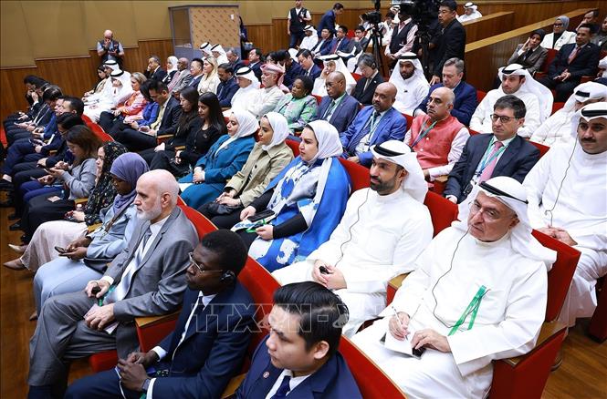 Đại biểu lãnh đạo hai nước và Học viện Ngoại giao Kuwait tham dự cuộc phát biểu của Thủ tướng Phạm Minh Chính về chính sách của Việt Nam tại Học viện Ngoại giao Kuwait. Ảnh: Dương Giang-TTXVN
