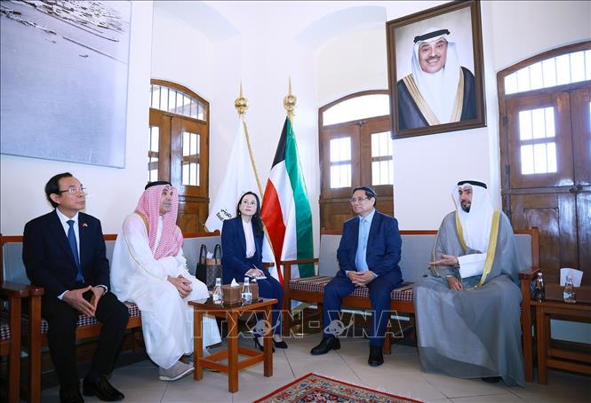 Thủ tướng Phạm Minh Chính trao đổi với lãnh đạo Học viện Ngoại giao Kuwait. Ảnh: Dương Giang-TTXVN 
