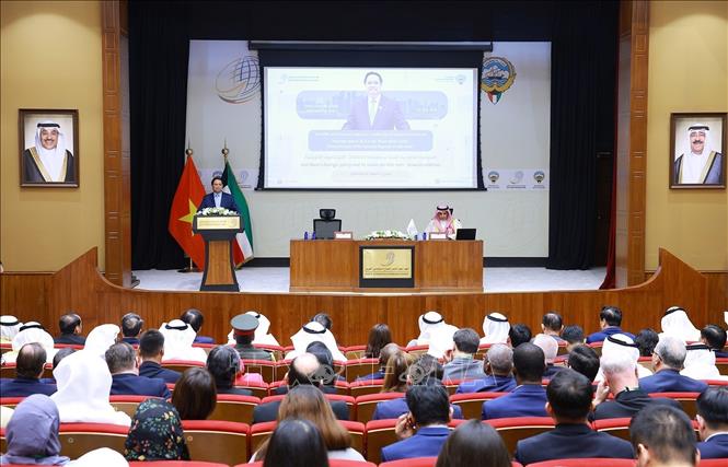 Thủ tướng Phạm Minh Chính phát biểu về chính sách của Việt Nam tại Học viện Ngoại giao Kuwait. Ảnh: Dương Giang-TTXVN 
