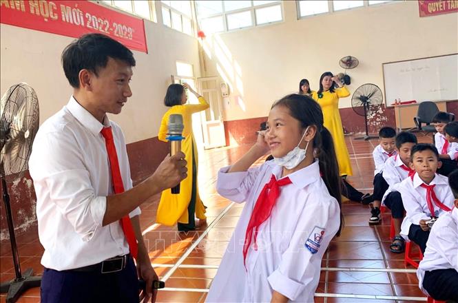 Thầy giáo Bùi Đức Tiến cùng học trò. Ảnh: TTXVN phát
