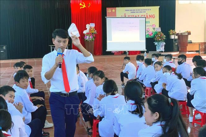 Thầy giáo Bùi Đức Tiến cùng học trò. Ảnh: TTXVN phát