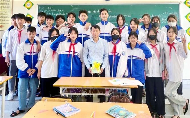 Thầy giáo Bùi Đức Tiến cùng học trò. Ảnh: TTXVN phát