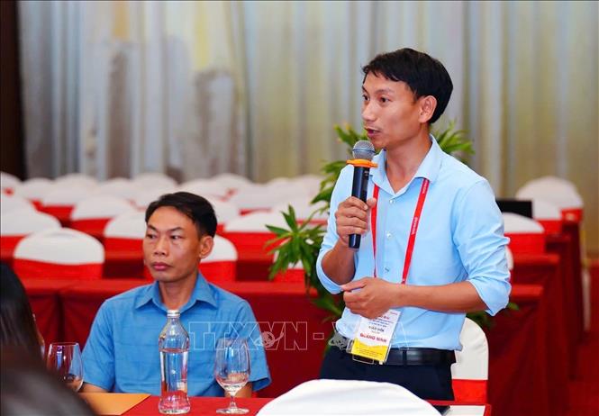 Thầy giáo Bùi Đức Tiến (người đứng) thuyết minh tại cuộc thi 