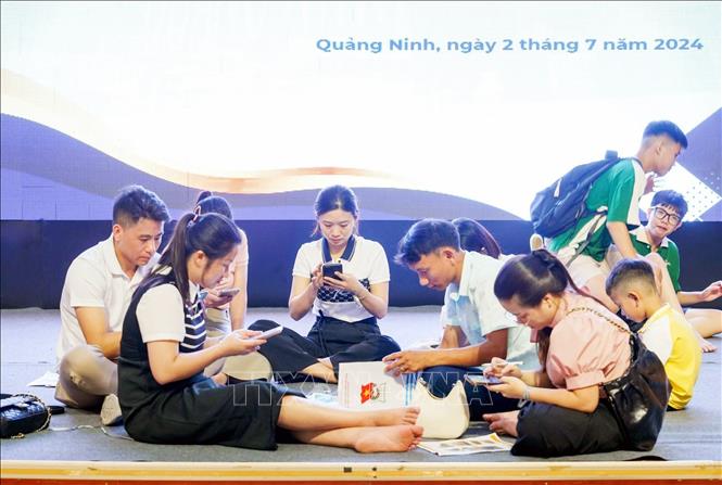 Thầy giáo Bùi Đức Tiến (cùng học trò) tham dự nhiều cuộc thi khoa học kỹ thuật cấp tỉnh. Ảnh: TTXVN phát