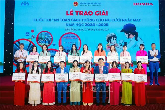Thầy giáo Bùi Đức Tiến (người đứng thứ tư hàng đầu từ trái sang phải) tại cuộc thi 