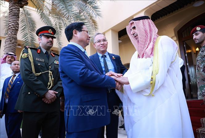 Lãnh đạo Học viện Ngoại giao Kuwait đón Thủ tướng Phạm Minh Chính đến thăm và phát biểu về chính sách của Việt Nam. Ảnh: Dương Giang-TTXVN 
