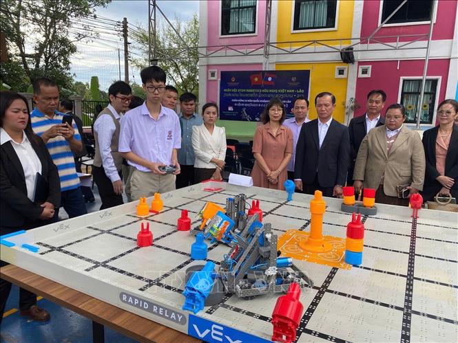 Học sinh thực hiện phần thi của mình. Ảnh: TTXVN phát